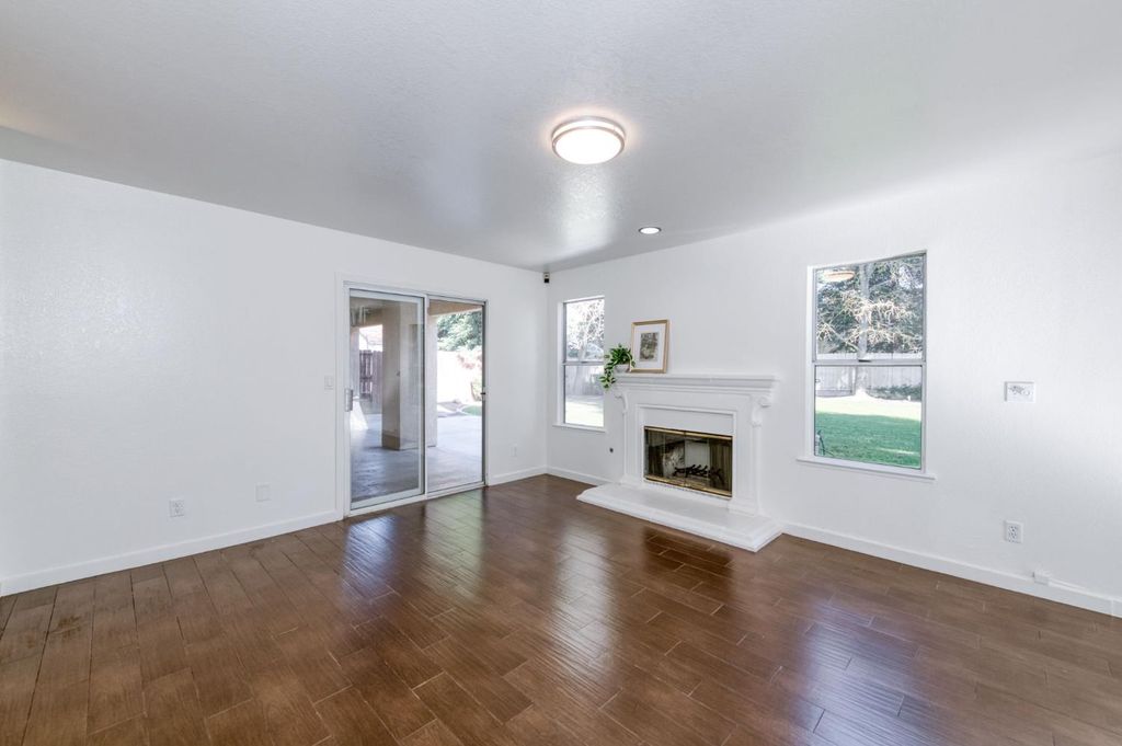 Image 13 of property listing at 10352 N Doheny Drive, Fresno, CA 93730