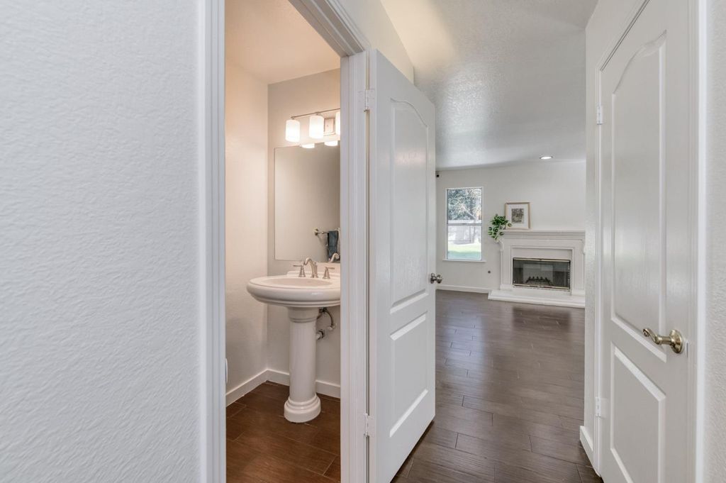 Image 14 of property listing at 10352 N Doheny Drive, Fresno, CA 93730