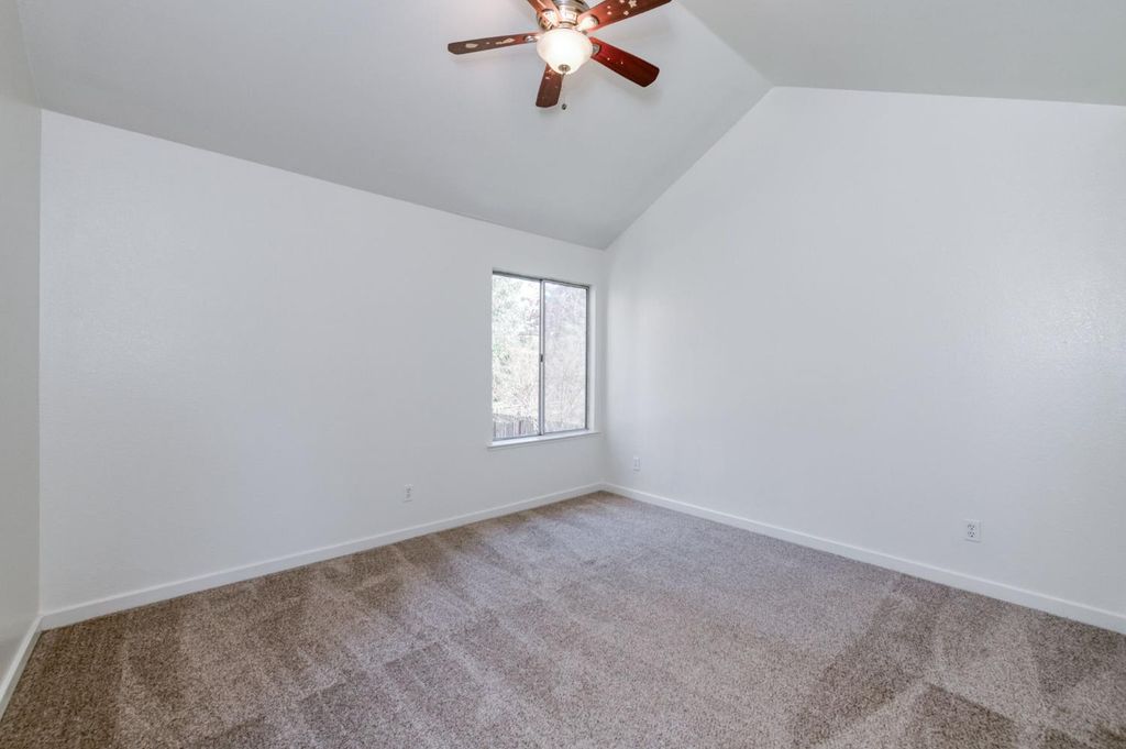 Image 17 of property listing at 10352 N Doheny Drive, Fresno, CA 93730