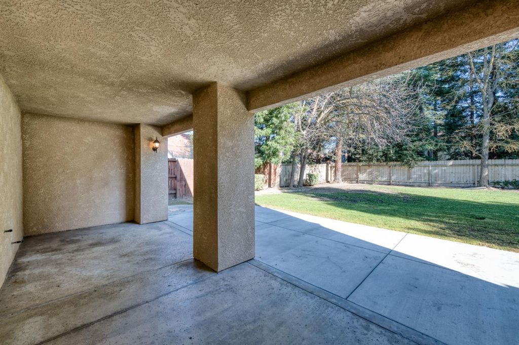 Image 24 of property listing at 10352 N Doheny Drive, Fresno, CA 93730