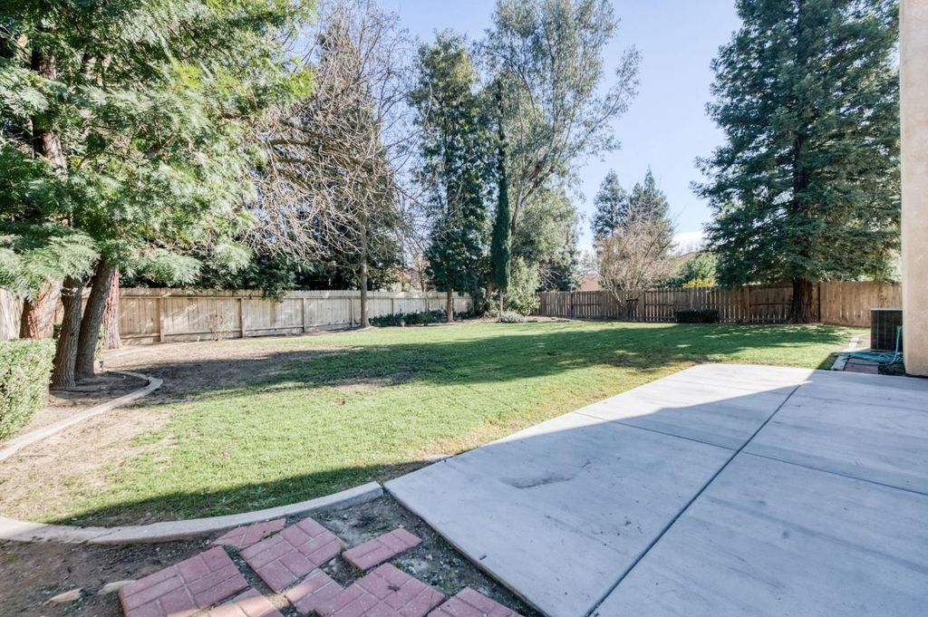 Image 25 of property listing at 10352 N Doheny Drive, Fresno, CA 93730