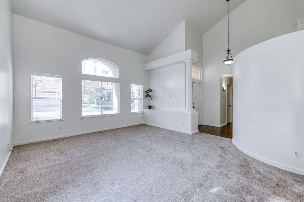 Image 3 of property listing at 10352 N Doheny Drive, Fresno, CA 93730