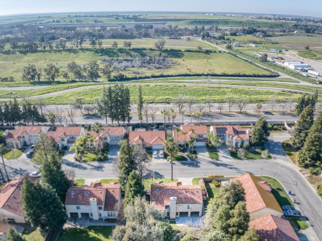 Image 33 of property listing at 10352 N Doheny Drive, Fresno, CA 93730