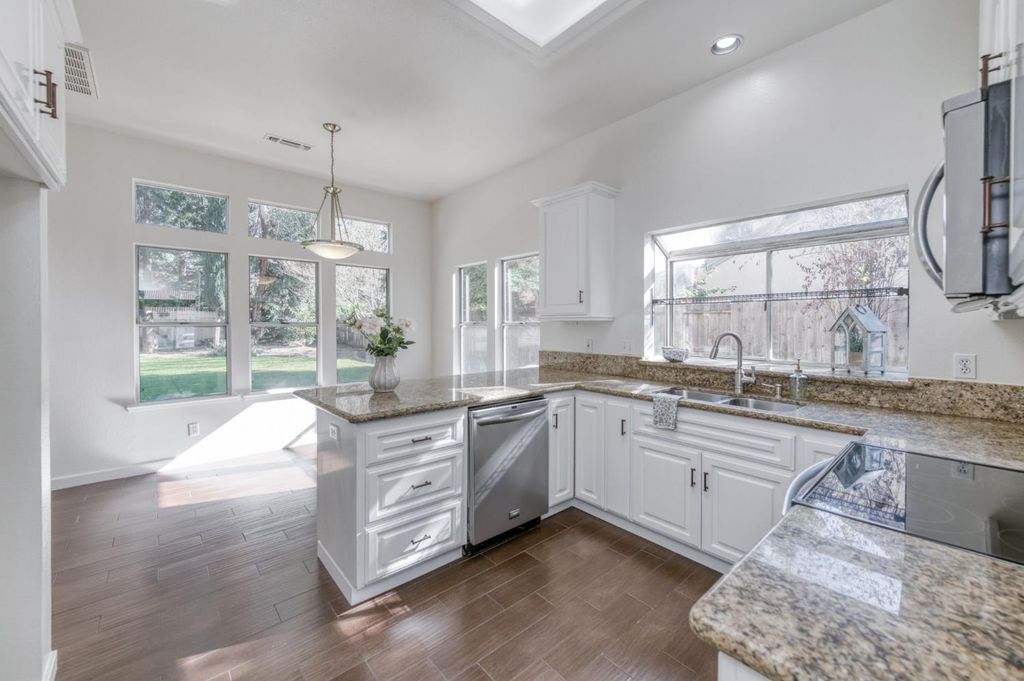 Image 6 of property listing at 10352 N Doheny Drive, Fresno, CA 93730