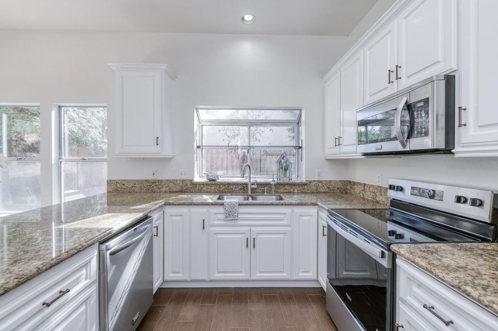 Image 7 of property listing at 10352 N Doheny Drive, Fresno, CA 93730