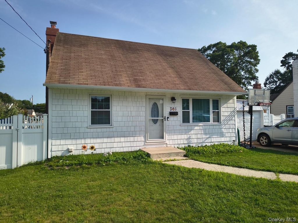 348 Kurzon Road, West Islip, NY 11795
