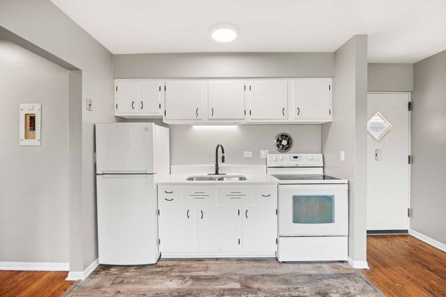 16 N Garfield Street 2H, Lombard, IL 60148
