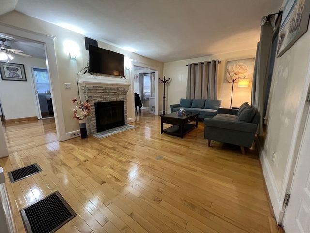 292 Billings Rd, Quincy, MA 02170