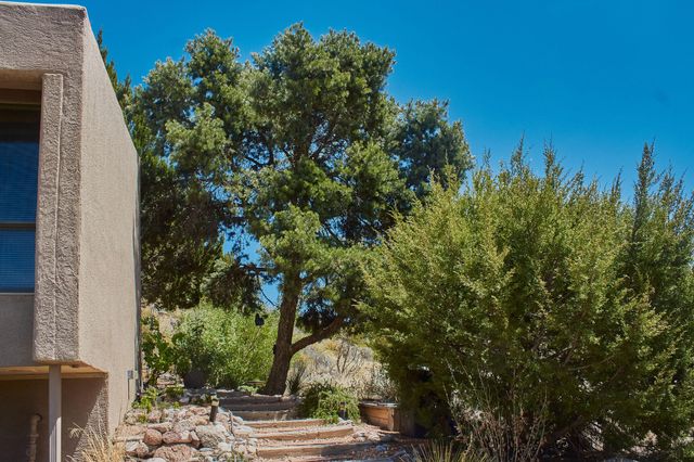 302 Juniper Hill Road NE, Albuquerque, NM 87122