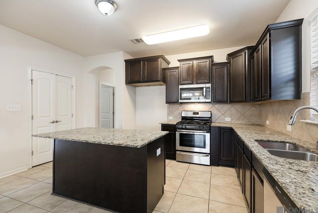 7804 W Pelican Lakes Ave, Baton Rouge, LA 70820