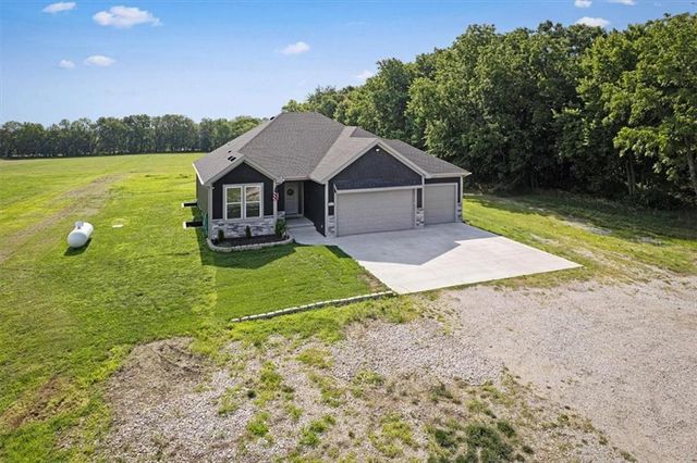 20196 207th Street, Tonganoxie, KS 66086