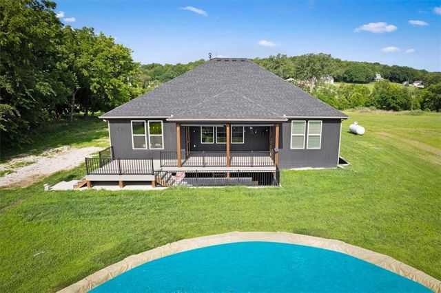 20196 207th Street, Tonganoxie, KS 66086