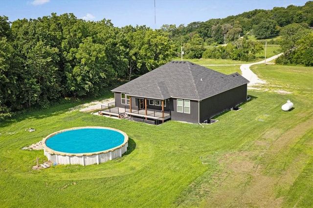20196 207th Street, Tonganoxie, KS 66086