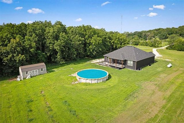20196 207th Street, Tonganoxie, KS 66086
