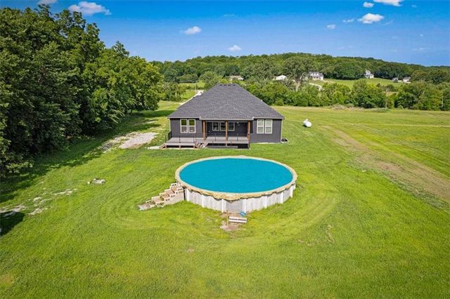 20196 207th Street, Tonganoxie, KS 66086