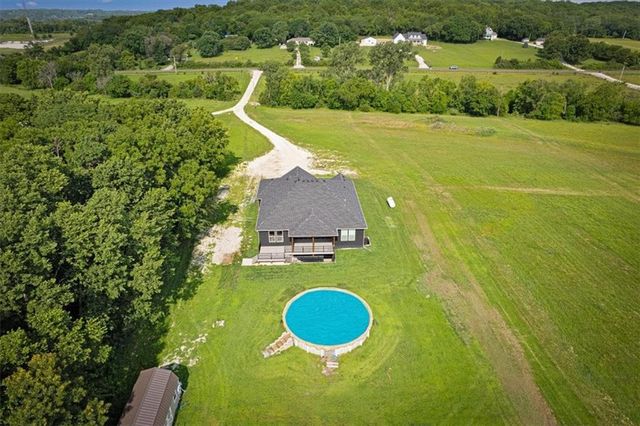 20196 207th Street, Tonganoxie, KS 66086