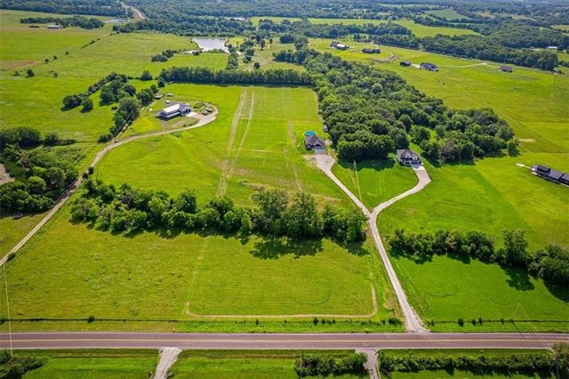 20196 207th Street, Tonganoxie, KS 66086