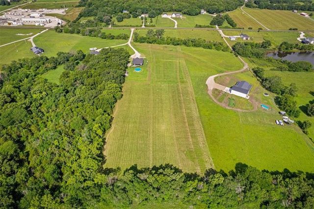 20196 207th Street, Tonganoxie, KS 66086
