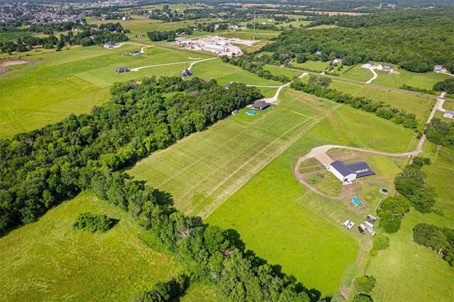 20196 207th Street, Tonganoxie, KS 66086