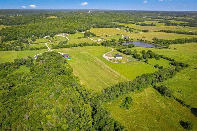 20196 207th Street, Tonganoxie, KS 66086