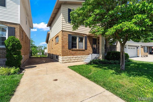 8763 Brentwood Place, Brentwood, MO 63144