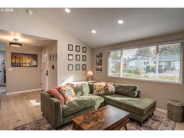 10 CARMEL Ct, Roseburg, OR 97470