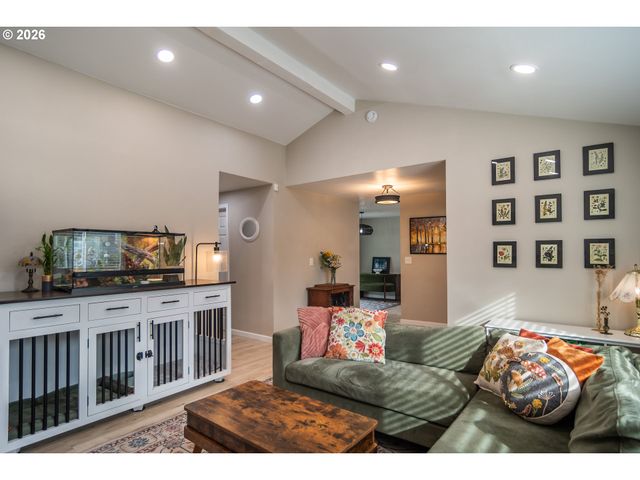 10 CARMEL Ct, Roseburg, OR 97470