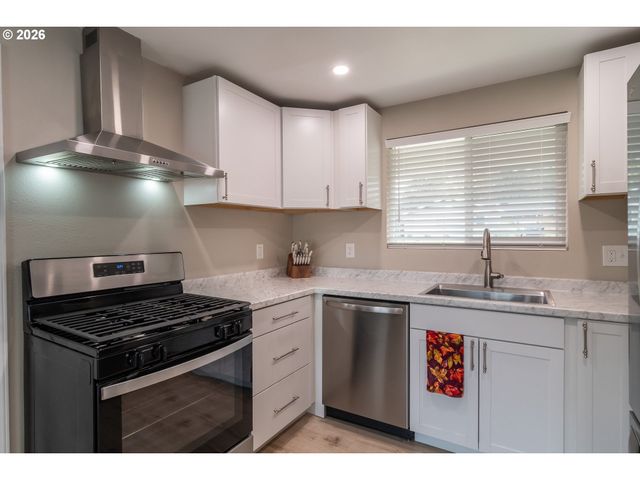 10 CARMEL Ct, Roseburg, OR 97470