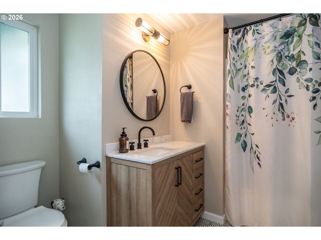 10 CARMEL Ct, Roseburg, OR 97470