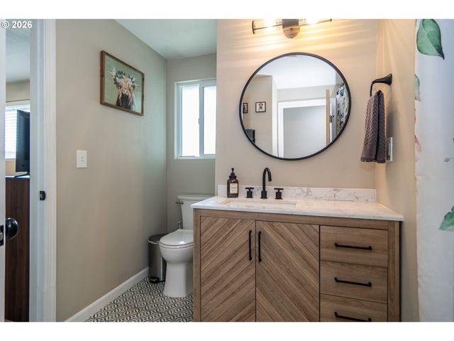 10 CARMEL Ct, Roseburg, OR 97470