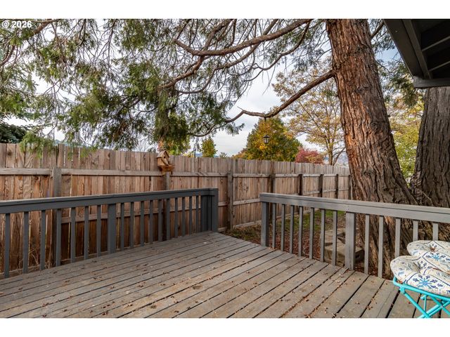 10 CARMEL Ct, Roseburg, OR 97470