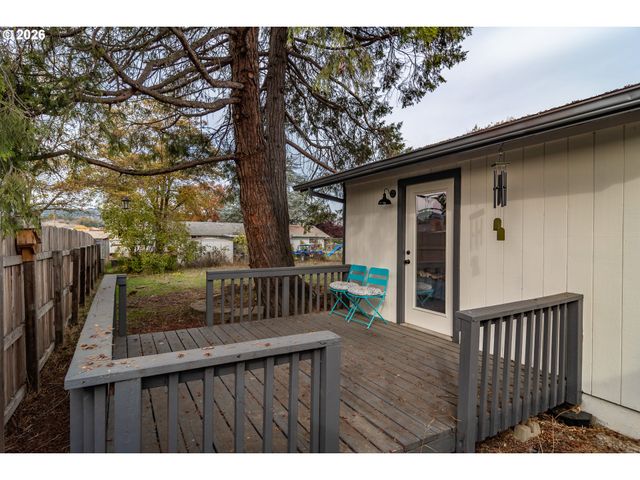 10 CARMEL Ct, Roseburg, OR 97470