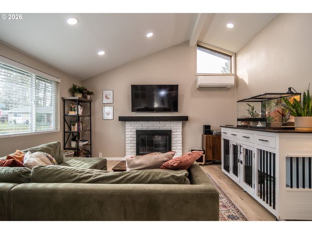 10 CARMEL Ct, Roseburg, OR 97470