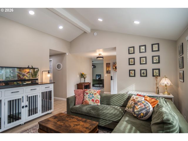 10 CARMEL Ct, Roseburg, OR 97470