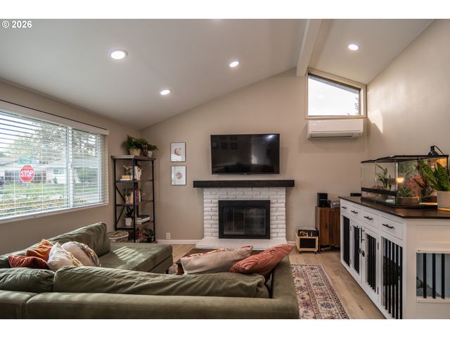 10 CARMEL Ct, Roseburg, OR 97470