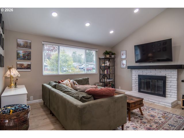 10 CARMEL Ct, Roseburg, OR 97470