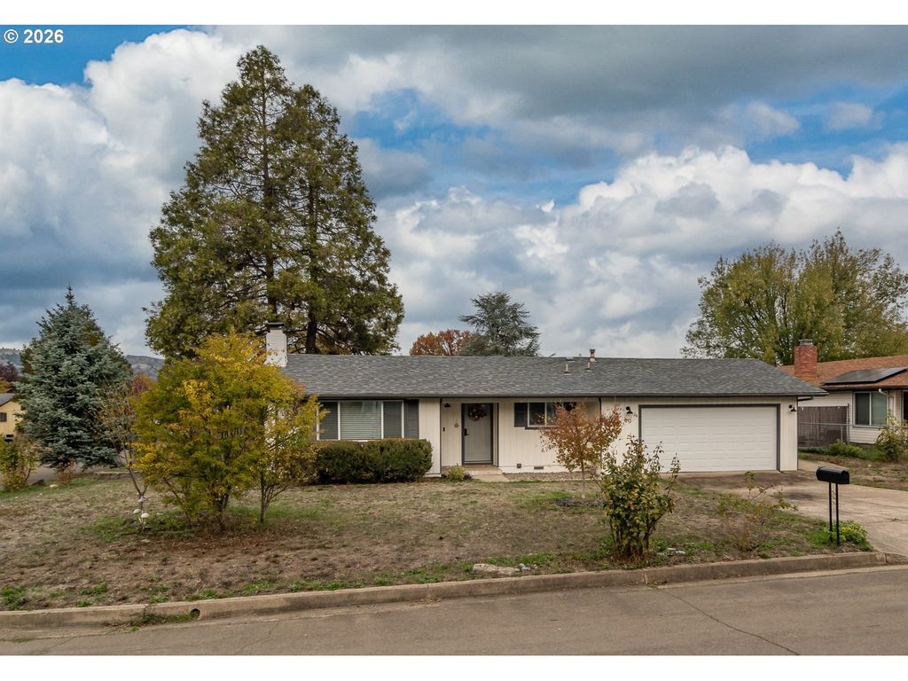 10 CARMEL Ct, Roseburg, OR 97470