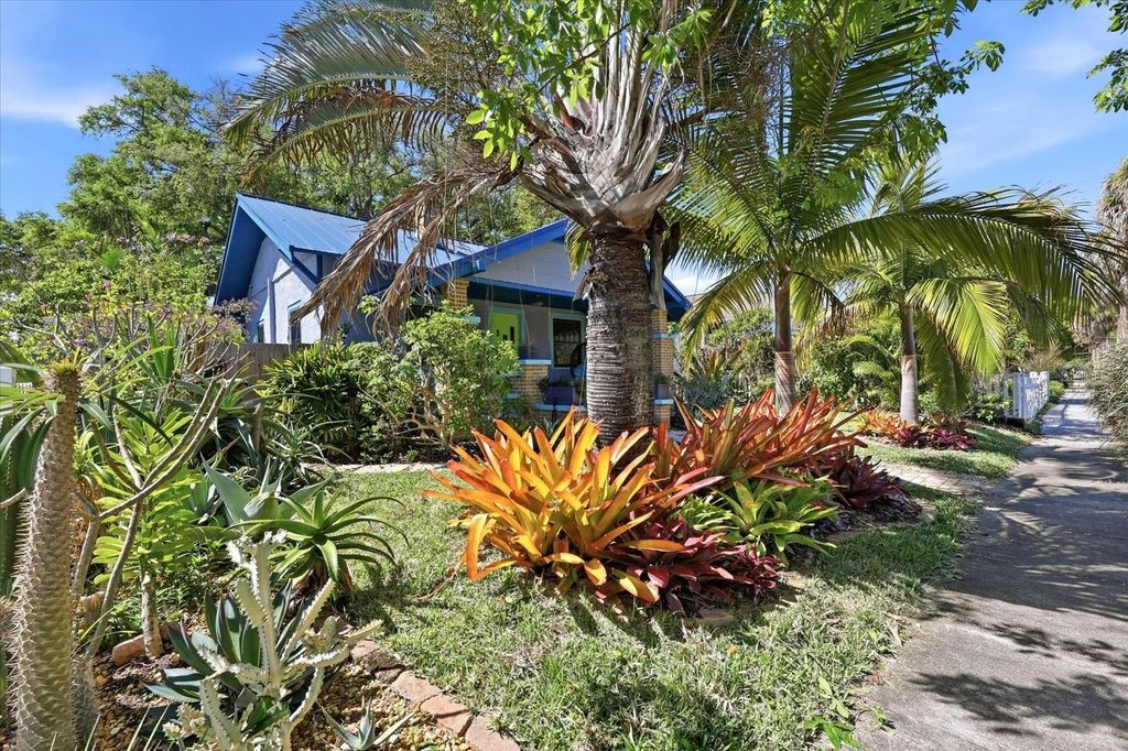 Image 4 of property listing at 1024 23RD AVENUE N, St Petersburg, FL 33704