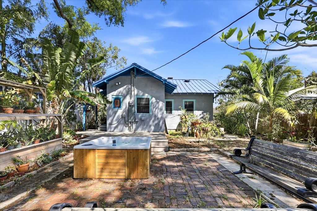 Image 32 of property listing at 1024 23RD AVENUE N, St Petersburg, FL 33704