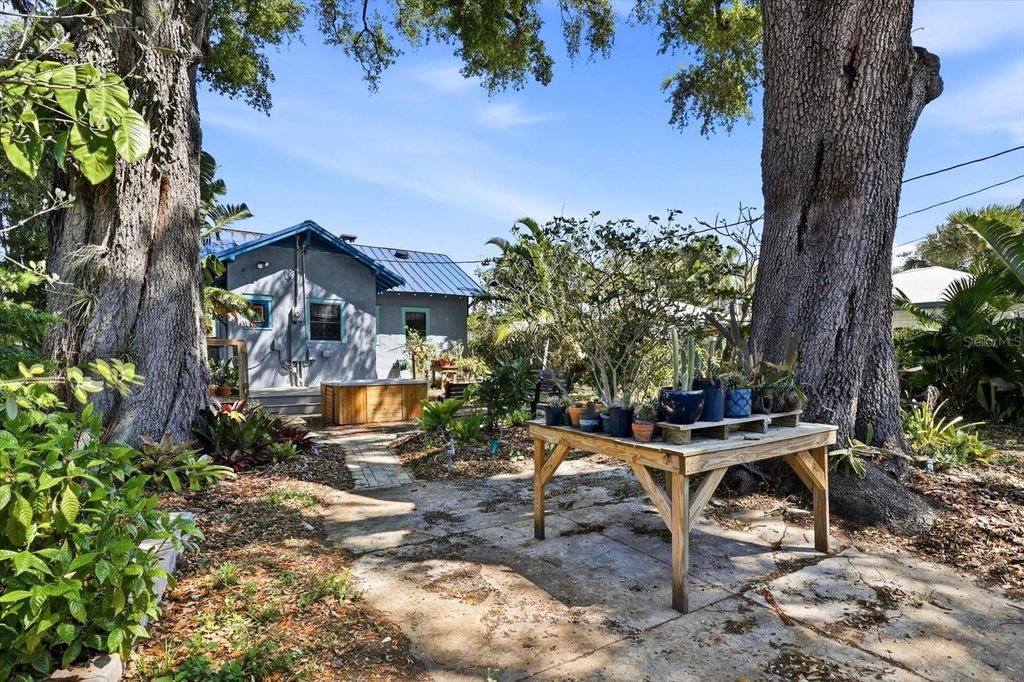 Image 33 of property listing at 1024 23RD AVENUE N, St Petersburg, FL 33704