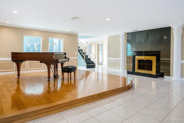 130 Wampum Lane, West Islip, NY 11795