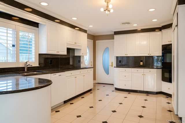 130 Wampum Lane, West Islip, NY 11795