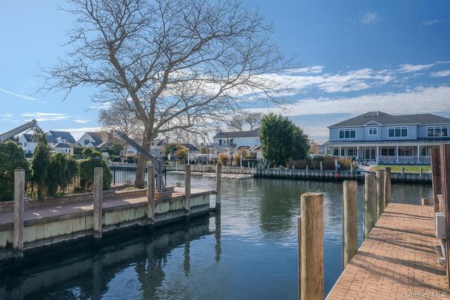 130 Wampum Lane, West Islip, NY 11795