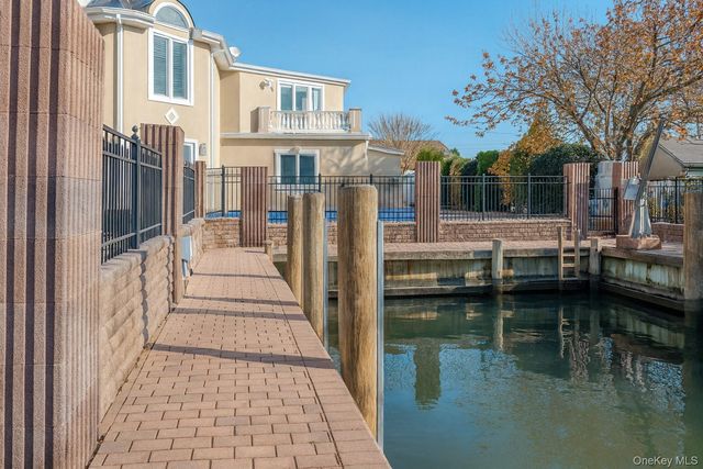 130 Wampum Lane, West Islip, NY 11795