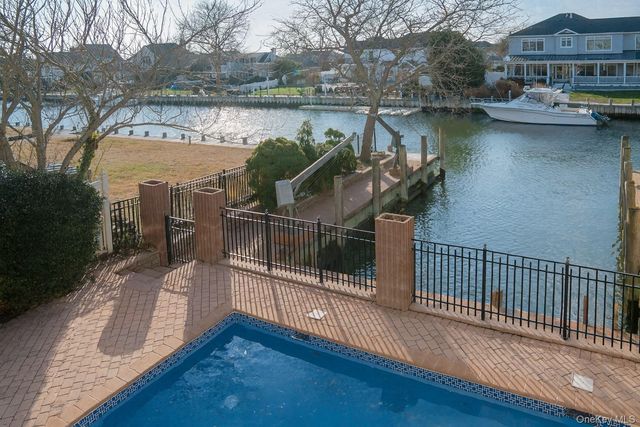 130 Wampum Lane, West Islip, NY 11795