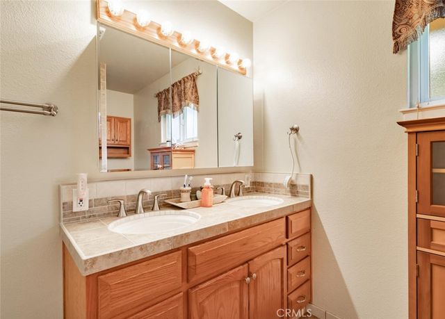 5767 E Park Circle, Fresno, CA 93727