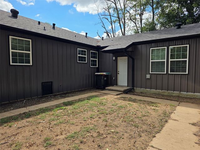 2231 CLARKSVILLE Street, Paris, TX 75460