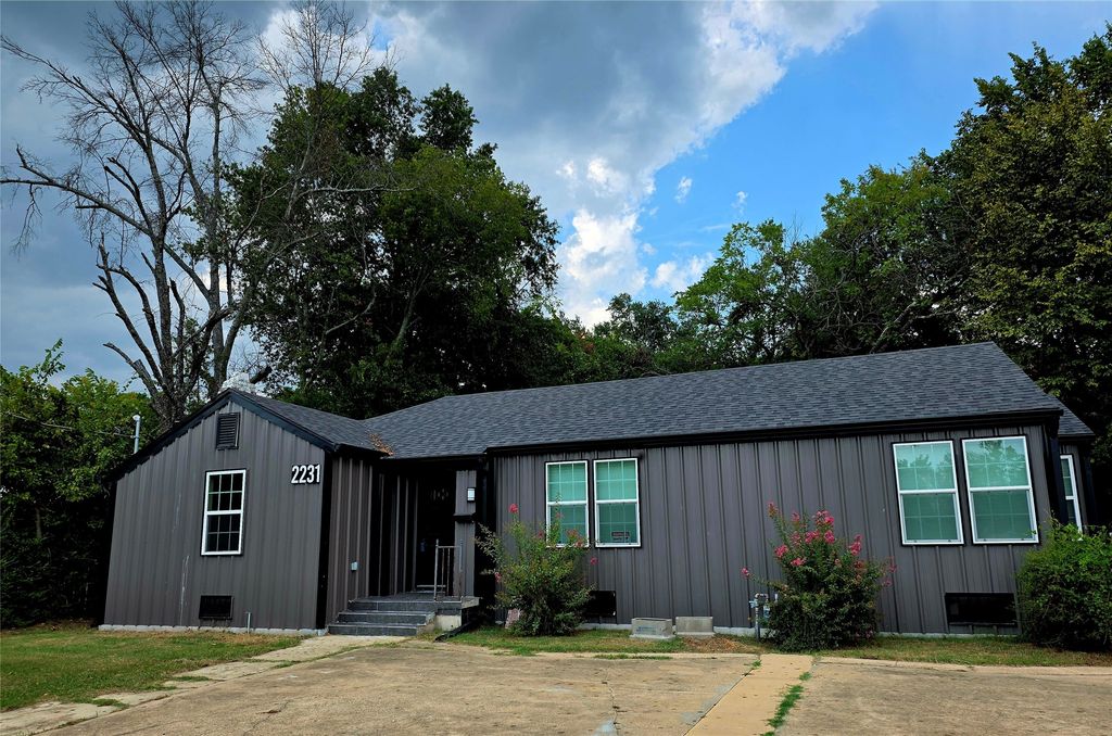 2231 CLARKSVILLE Street, Paris, TX 75460