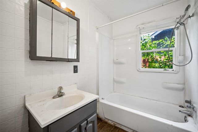 2328 E 14th Street, Des Moines, IA 50316