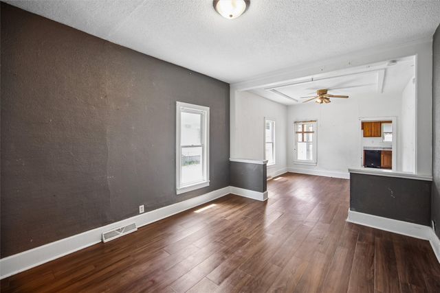 2328 E 14th Street, Des Moines, IA 50316
